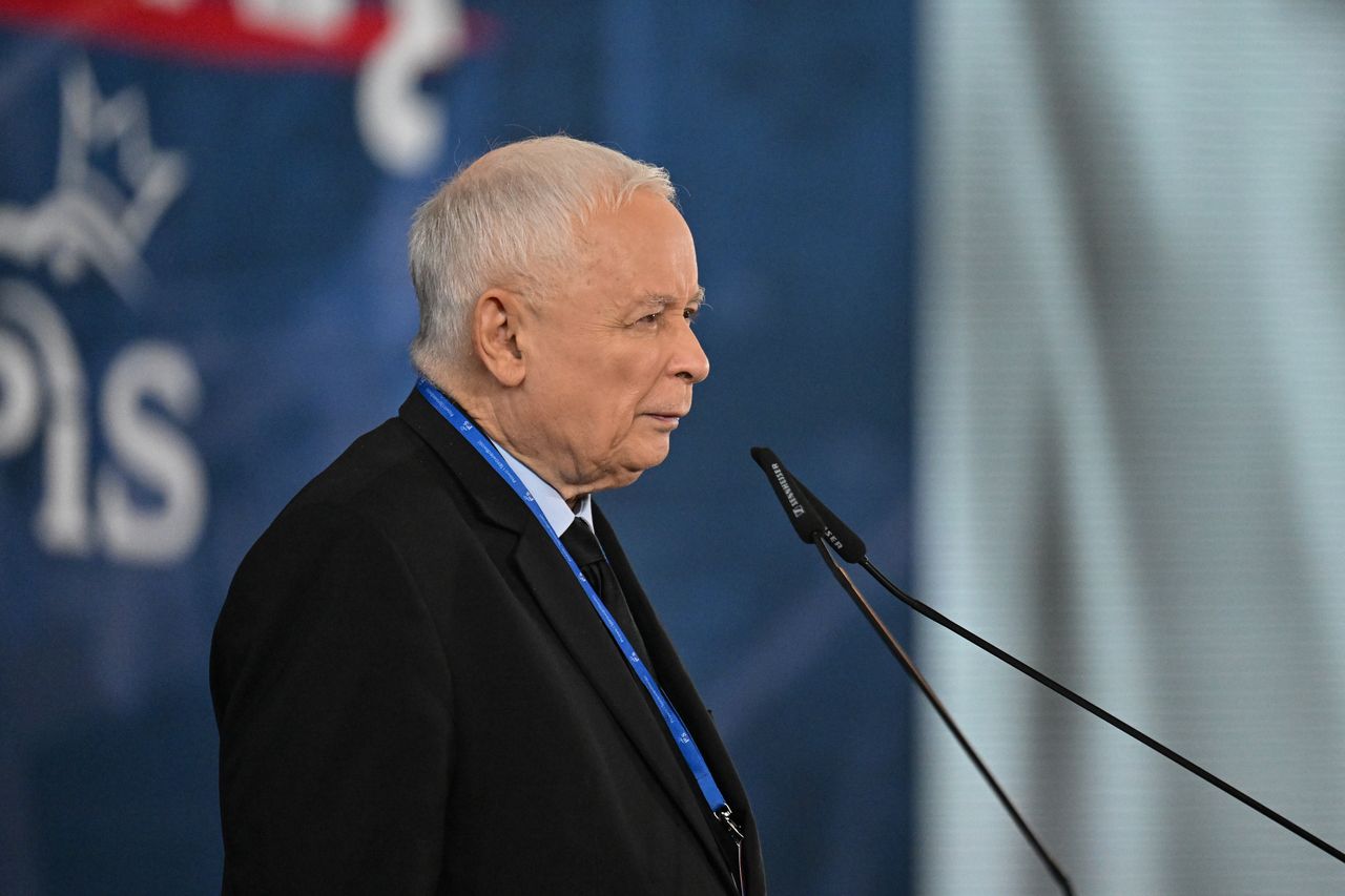 Jarosław Kaczyński wrócił na scenę, by wyjaśnić, że pomylił referenda
