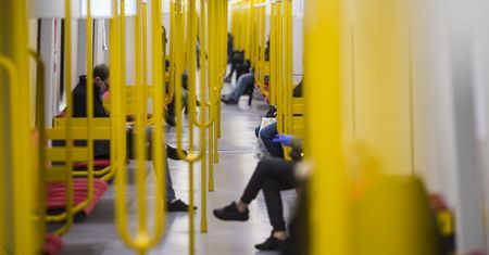 Zboczeniec w warszawskim tramwaju. Zrobił to przy 19-latce