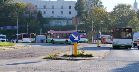 Koniec stania w korkach pod Zamkiem? Będzie legalny skrót omijający rondo Dmowskiego