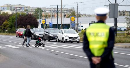 Posłowi PiS-u przeszkadzają piesi. Znowu. Polityk ma już chytry plan [opinia]