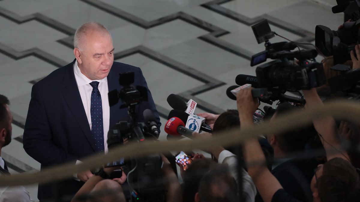 Na zdjęciu Jacek Sasin w Sejmie w trakcie rozmowy z dziennikarzami