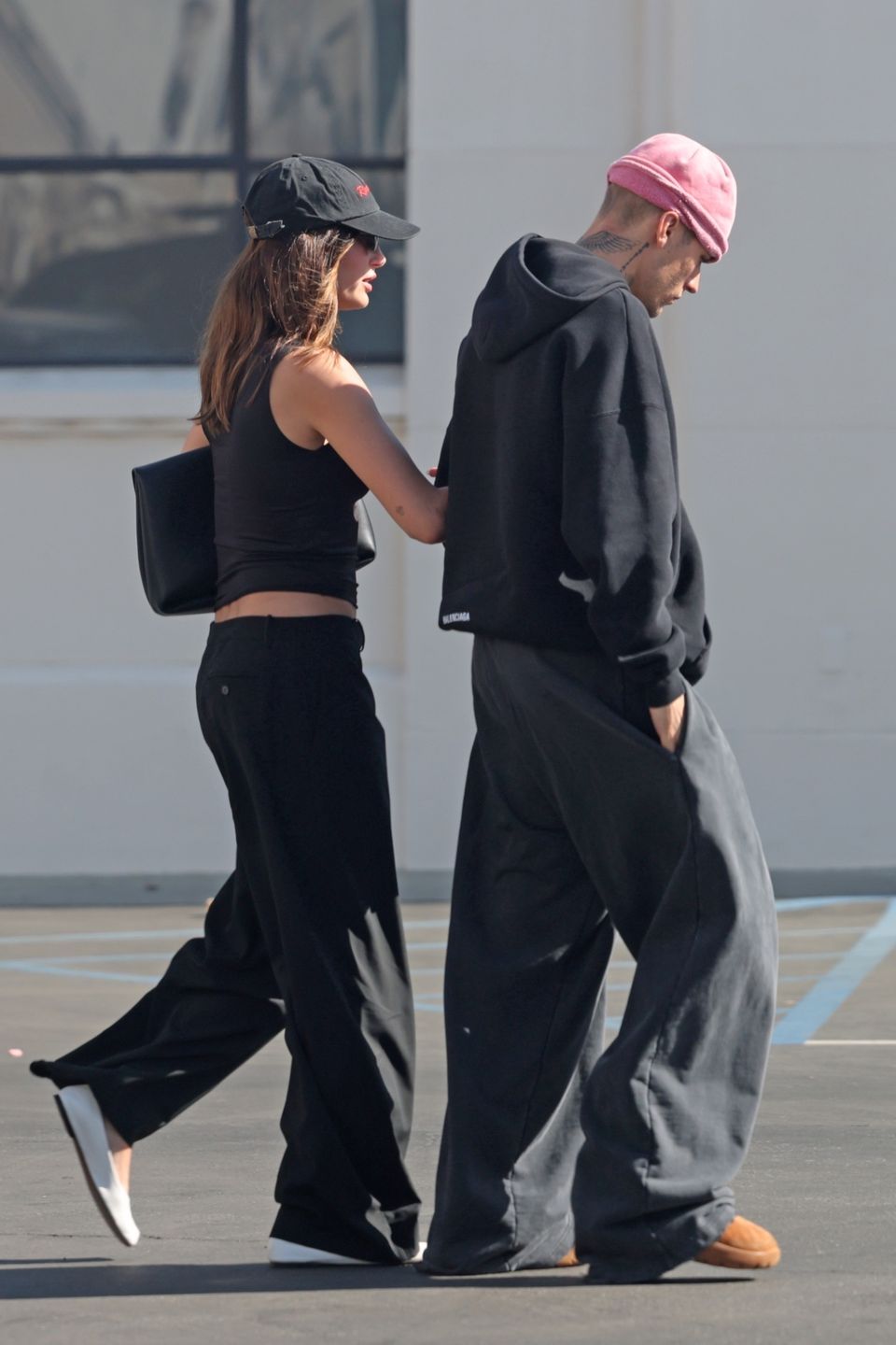 Bieberowie maszerują pod rękę do restauracji 