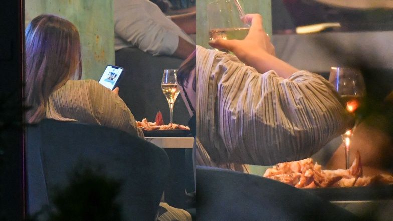 Julia Wieniawa w restauracji ze świeżymi owocami morza