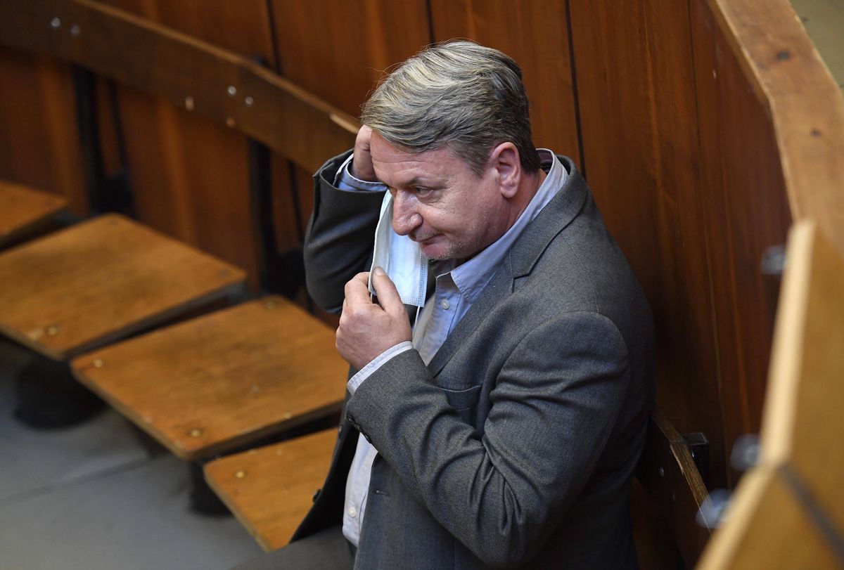 Węgierski eurodeputowany i były członek partii Jobbik Bela Kovacs na sali sądowej,