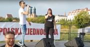 Justyna Socha szaleje na scenie. Śpiewa hit antyszczepionkowców