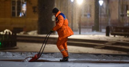 Atak zimy mrozi właścicieli nieruchomości. Jak szybko muszą usuwać śnieg?