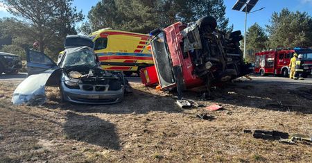 19-latka uderzyła BMW w ciężarówkę. Tragiczne wieści ze szpitala