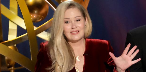 Christina Applegate mówi, że jej stan się pogarsza, i porusza się przy pomocy BALKONIKA: "Zajęło mi 10 MINUT, żeby wygramolić się z łóżka i stanąć na nogach"