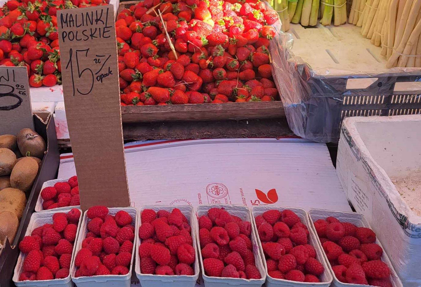 Maliny dostępne w Warszawie pod Halą Mirowską.