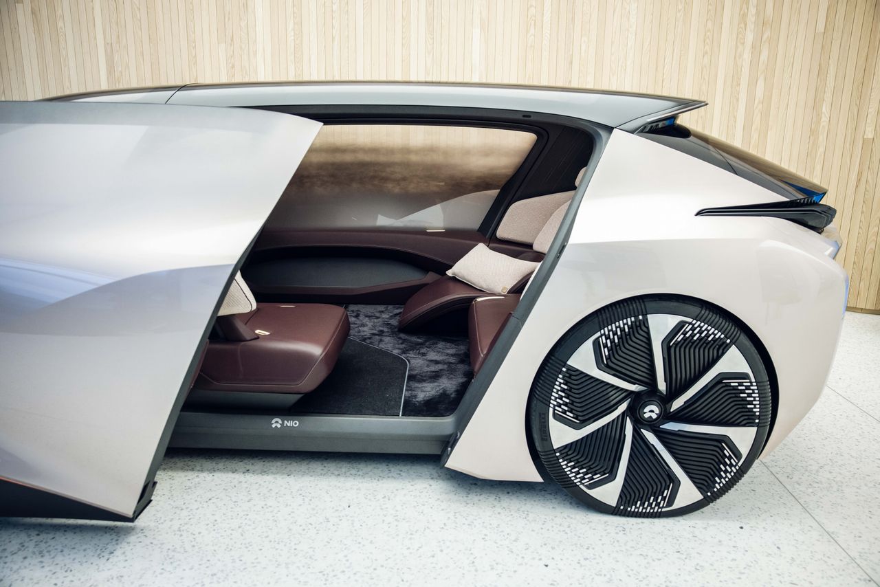Ich samochody robią furorę. Teraz szykują smartfon na wypasie - The Nio Inc. EVE concept car on display at Nio House in Oslo, Norway, on Thursday, Sept. 30, 2021. Chinese electric car upstart Nio Inc. will take its first step outside its home market, opening a showroom and beginning to sell vehicles in environmentally conscious Norway. Photographer: Odin Jaeger/Bloomberg via Getty Images