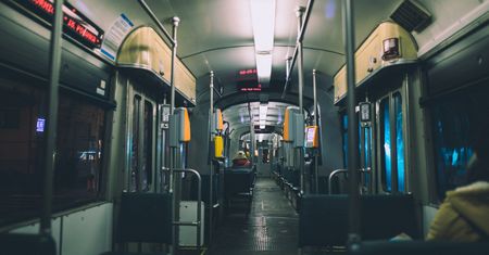 Przykry incydent w tramwaju. Podbiegła i wyrzuciła młodą dziewczynę