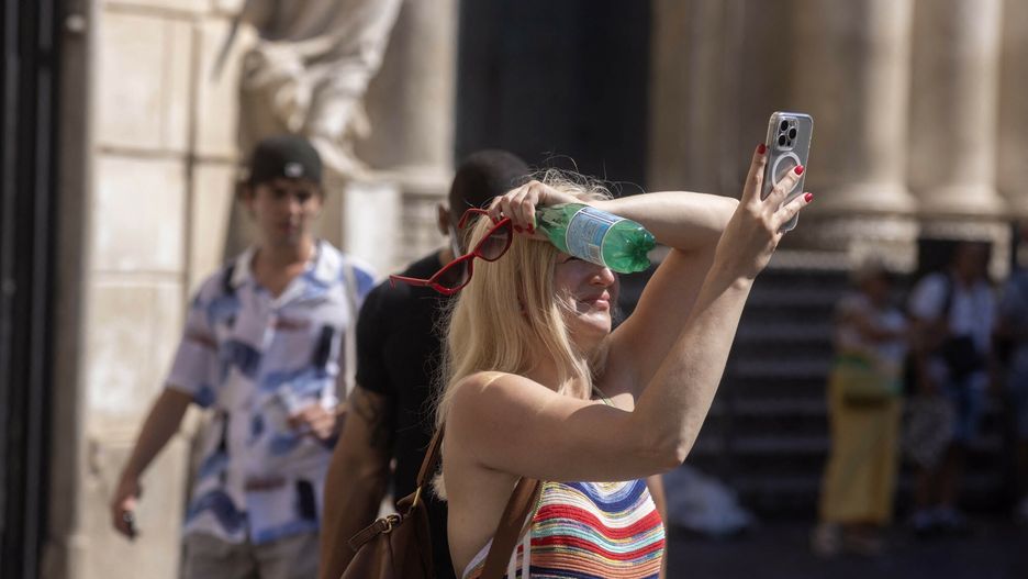 Czerwony alert we W?oszech z powodu upa?�w
ROME, ITALY - AUGUST 13: A woman, covering her eyes with her arms, tries to take a photo as the country is bracing for another wave of extreme heat in Rome, Italy on August 13, 2024. Italian Health Ministry issued a 'red alert' for 22 cities across the country, marking the highest risk level due to soaring temperatures. Pablo Esparza / Anadolu/ABACAPRESS.COM
AA/ABACA