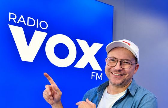 Wieloletni prezenter wraca do VOX FM