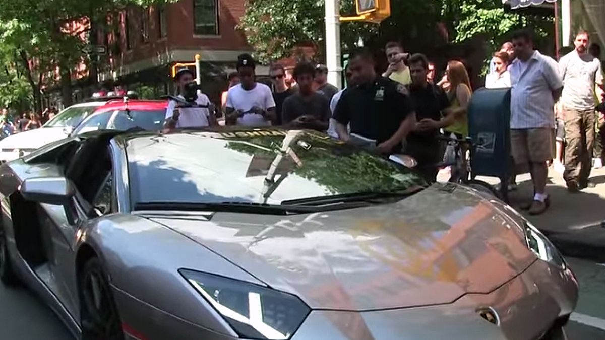 Policjant przyczepia się do właściciela Lamborghini Aventadora za hałasowanie 1