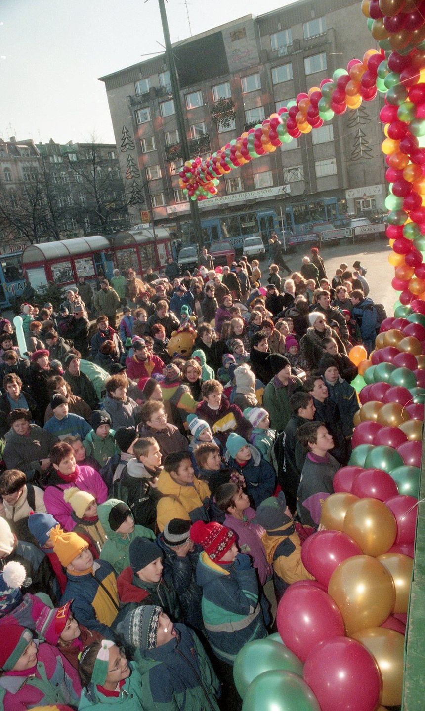 Święty Mikołaj 26 lat temu przyleciał do Katowic. Mikołajki w 1999 roku miały klimat epoki