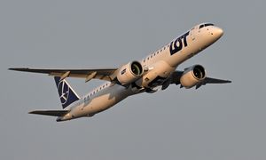 Piorun trafił w samolot LOT-u. Maszyna zawróciła do Warszawy krótko po starcie