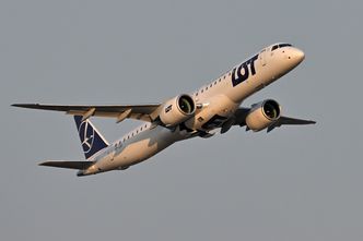 Piorun trafił w samolot LOT-u. Maszyna zawróciła do Warszawy krótko po starcie