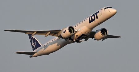 Piorun trafił w samolot LOT-u. Maszyna zawróciła do Warszawy krótko po starcie