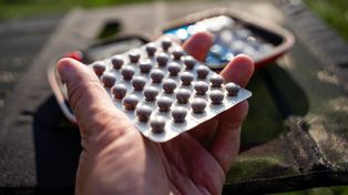 Groźny błąd w suplementacji. Tej witaminy lepiej nie zażywać na noc