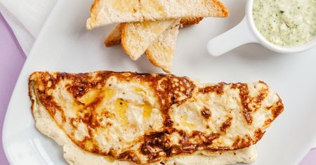 Przepis na omlet angielski. Przepyszny pomysł na sycące śniadanie
