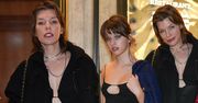 Dawno niewidziana Milla Jovovich pozuje z nastoletnią córką na imprezie w Paryżu (ZDJĘCIA)