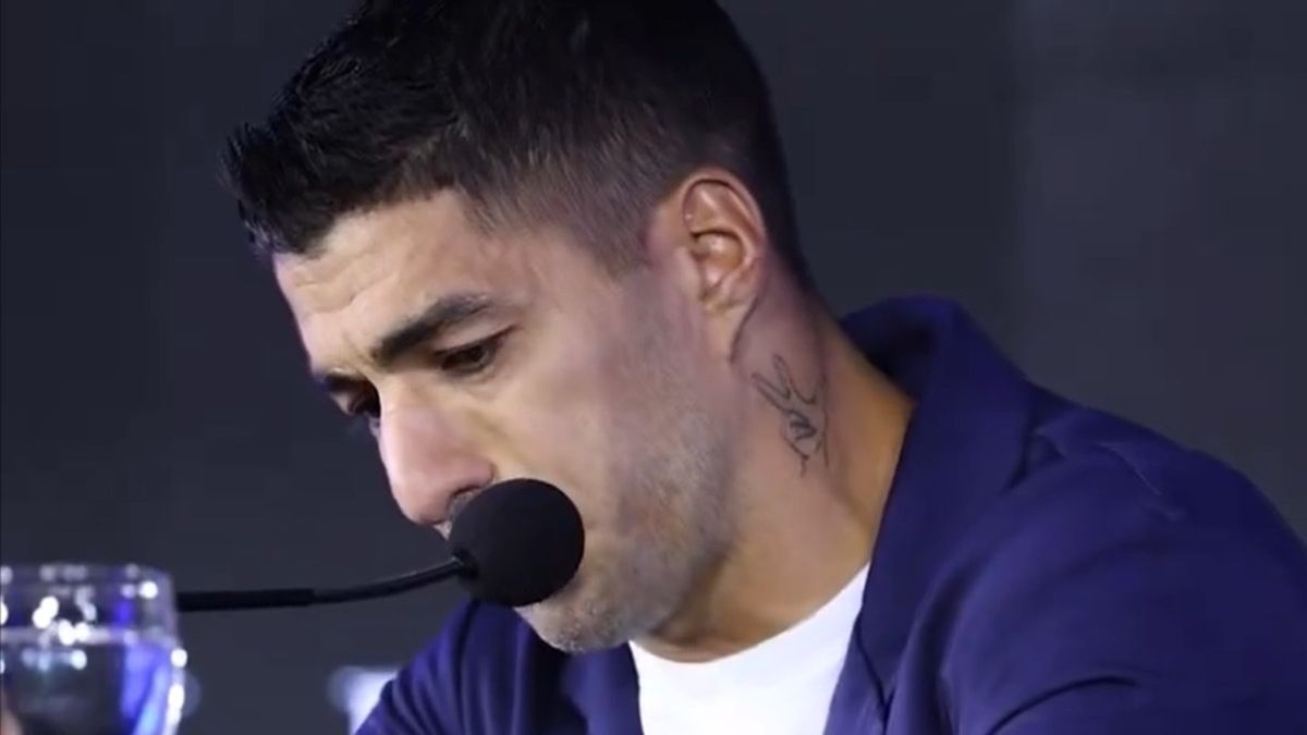Wzruszony Luis Suarez w czasie konferencji prasowej