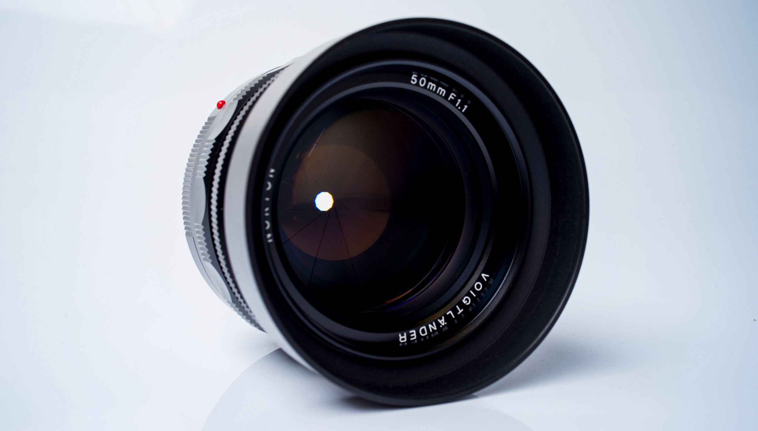 Voigtländer VM 50 mm f/1.1 Nokton - bardzo jasna pięćdziesiątka, która kreuje własną rzeczywistość [test] 4