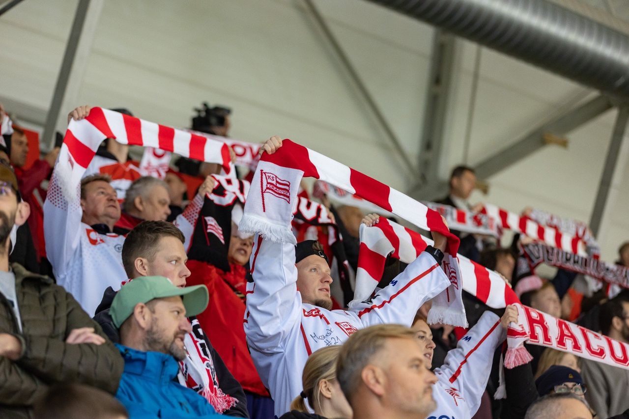 Kibice Comarch Cracovii na hokejowym meczu z Energą Toruń. Gorący doping do samego końca