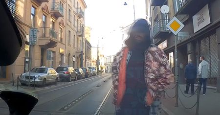Wszedł prosto pod koła. Szokujące zachowanie pieszego nagrała kamera