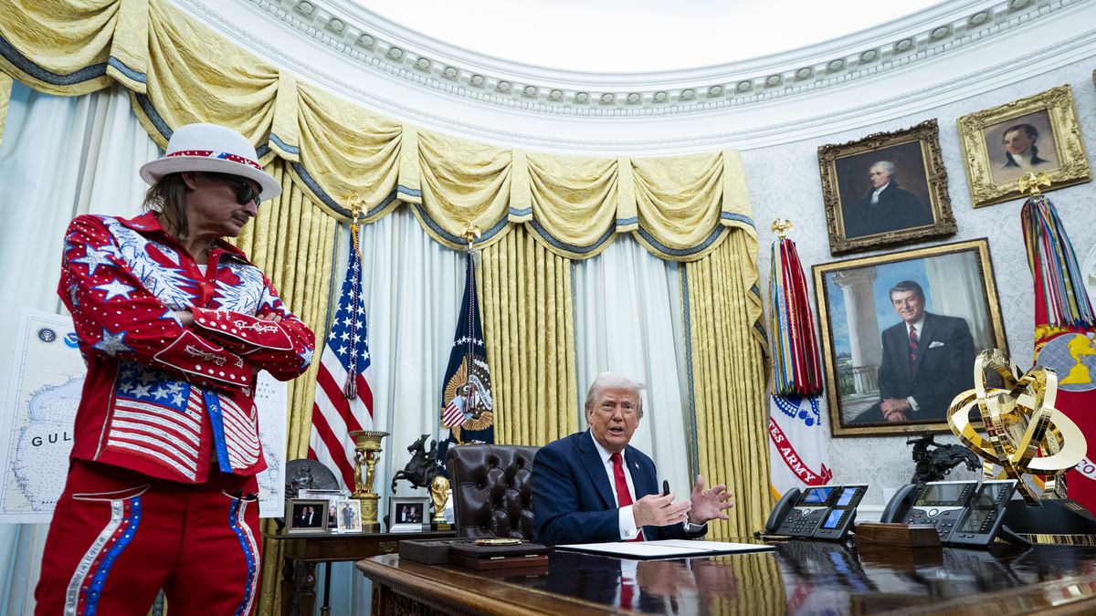 US Singer Kid Rock (L), and US President Donald Trump take part in an executive order signing in the Oval Office at the White House in Washington, DC, USA, 31 March 2025. The order directs the Federal Trade Commission to work with the Department of Justice to ensure that competition laws are enforced in the concert and entertainment industry, and pushes state consumer protection authorities on enforcement. EPA/ALEXANDER DRAGO / POOL Dostawca: PAP/EPA.