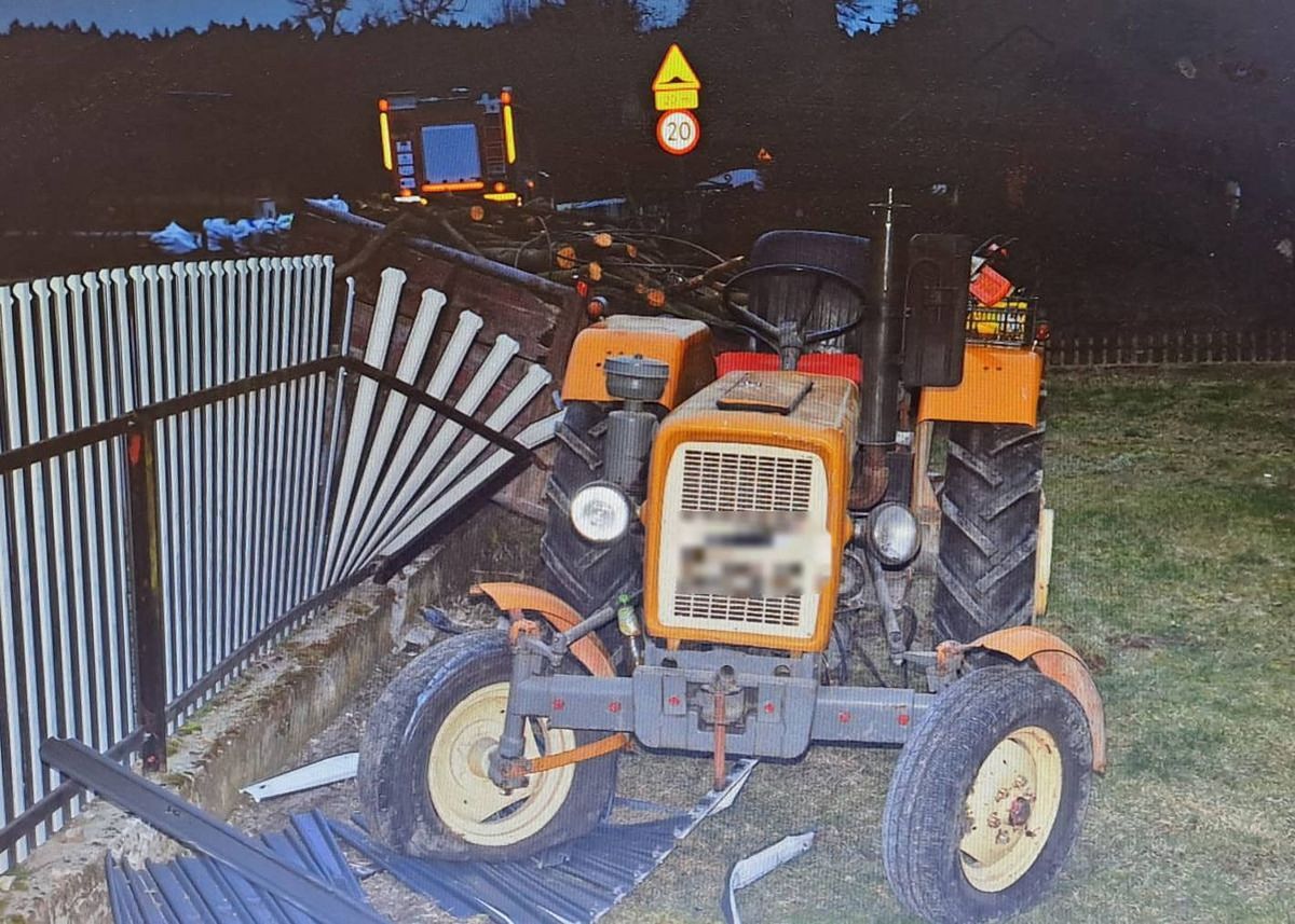 Traktor staranował ogrodzenie w Starych Boiskach 