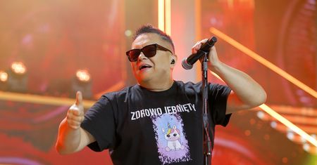 Muniek wystąpił w koszulce z wulgarnym napisem. Teraz się tłumaczy