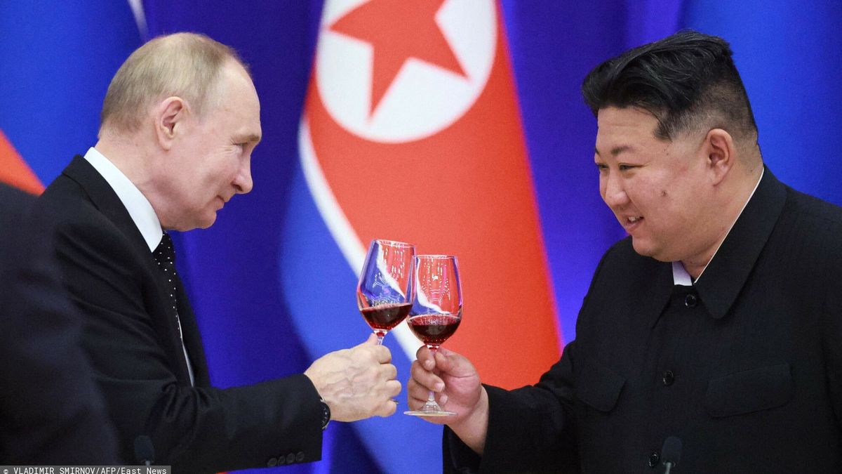 Wizyta Putina w Korei P�?nocnejIn this pool photograph distributed by the Russian state agency Sputnik, Russian President Vladimir Putin and North Korean leader Kim Jong Un toast during a reception at the Mongnangwan Reception House in Pyongyang on June 19, 2024. Putin enjoyed a red carpet welcome, a military ceremony and an embrace from North Korea's Kim Jong Un during a state visit to Pyongyang where they both pledged to forge closer ties. (Photo by Vladimir Smirnov / POOL / AFP) / -- Editor's note : this image is distributed by the Russian state owned agency Sputnik --VLADIMIR SMIRNOV