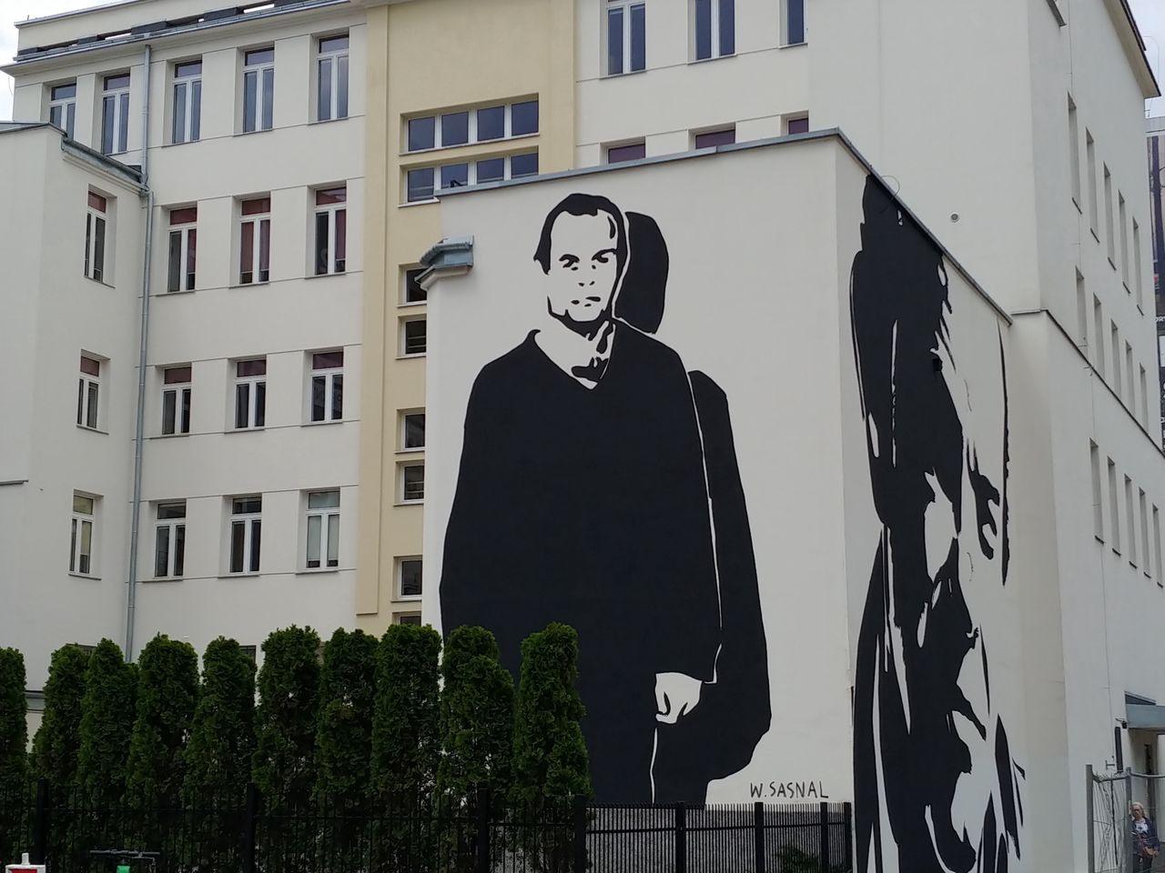 Warszawa. Powstał mural z wizerunkiem Jacka Kuronia