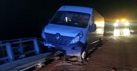 Na ekspresówce auto dostawcze uderzyło w bariery