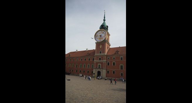 Spodek na wieży zegarowej Zamku Królewskiego reklamą Galerii Porcelany