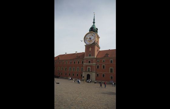 Spodek na wieży zegarowej Zamku Królewskiego reklamą Galerii Porcelany