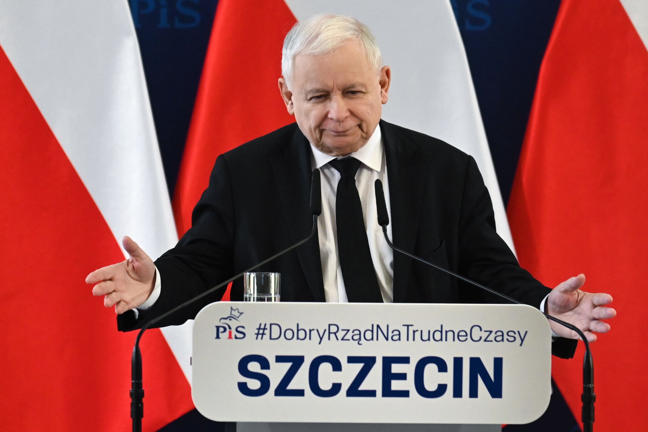 Szczecin, 02.10.2022. Prezes Prawa i Sprawiedliwości Jarosław Kaczyński podczas spotkania z mieszkańcami miasta na Uniwersytecie Szczecińskim, 2 bm. (amb) PAP/Marcin Bielecki