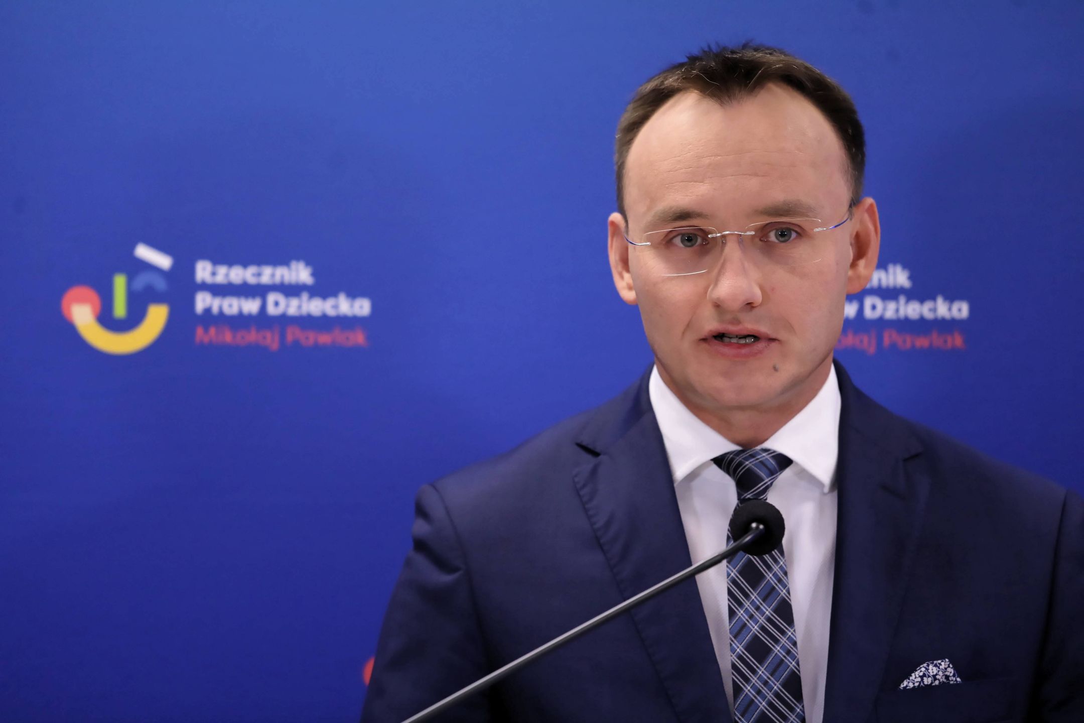 Rzecznik Praw Dziecka zarzuca kłamstwo prezesowi NIK. "Podam go do sądu, jeśli nie przeprosi". Na zdjęciu Mikołaj Pawlak, od 2018 Rzecznik Praw Dziecka 