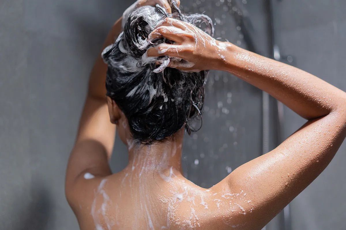 Ten szampon to "zbawienie dla przesuszonej, swędzącej skóry głowy"