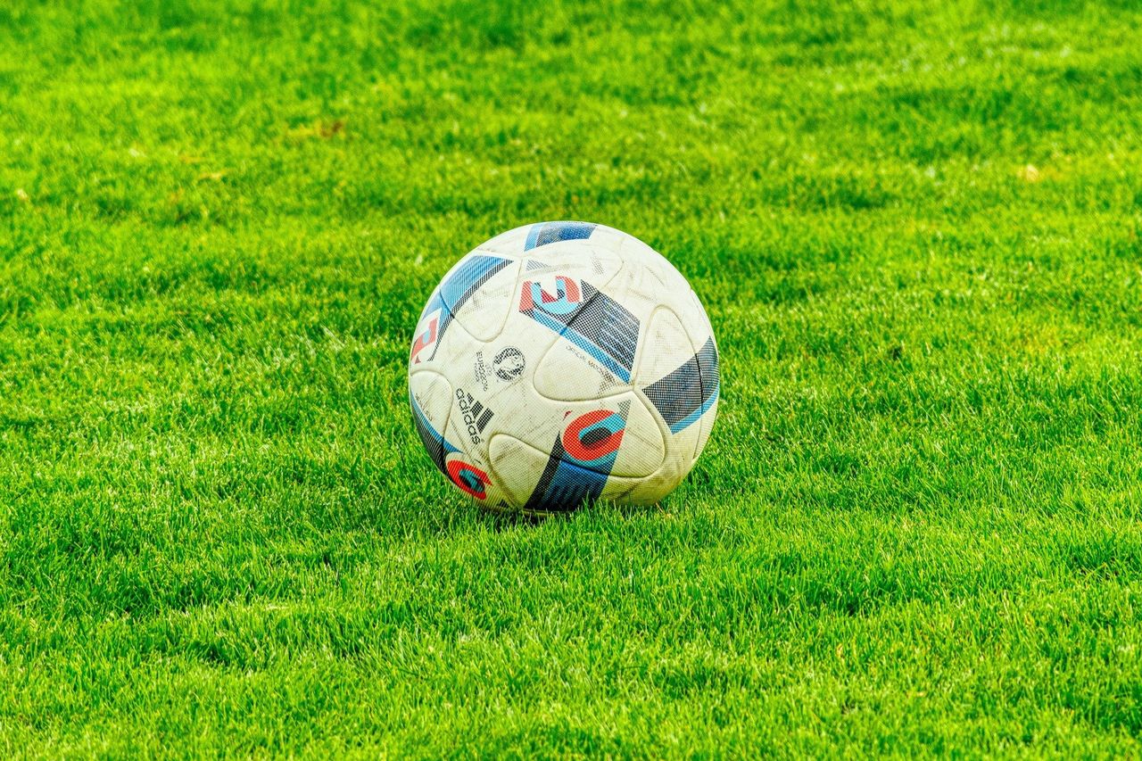 Kielce: Gruntowna regeneracja murawy na Exbud Arenie