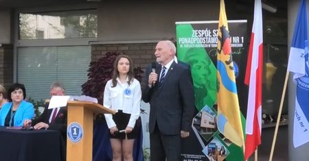 "Ewidentne przegięcie". Macierewicz na rozpoczęciu roku w szkole