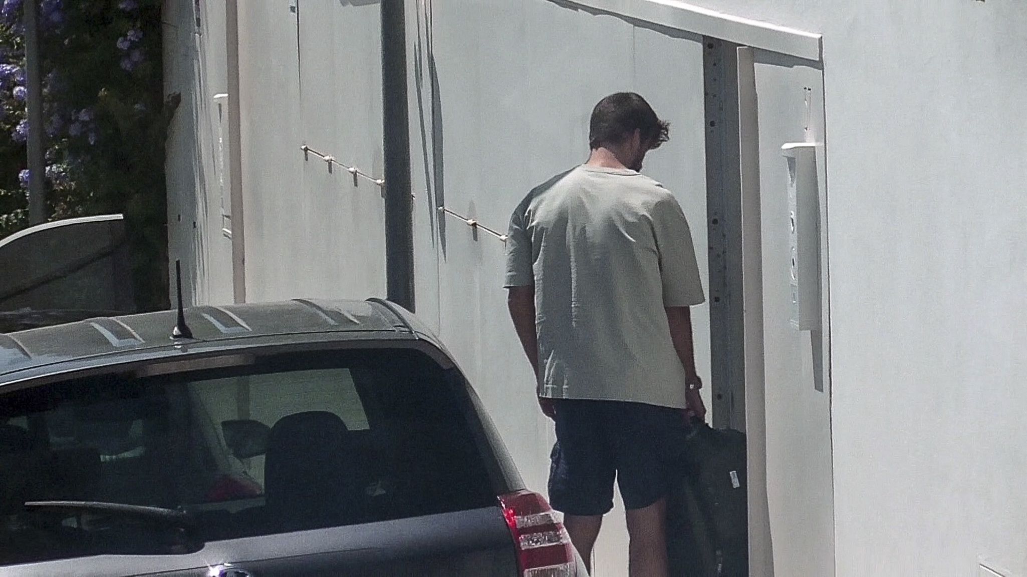 Gerard Pique czeka na synów przed barcelońskim domem