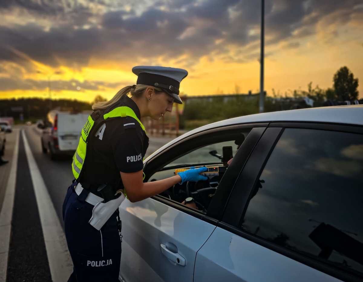 Badanie alkomatem podczas akcji "Trzeźwy poranek"