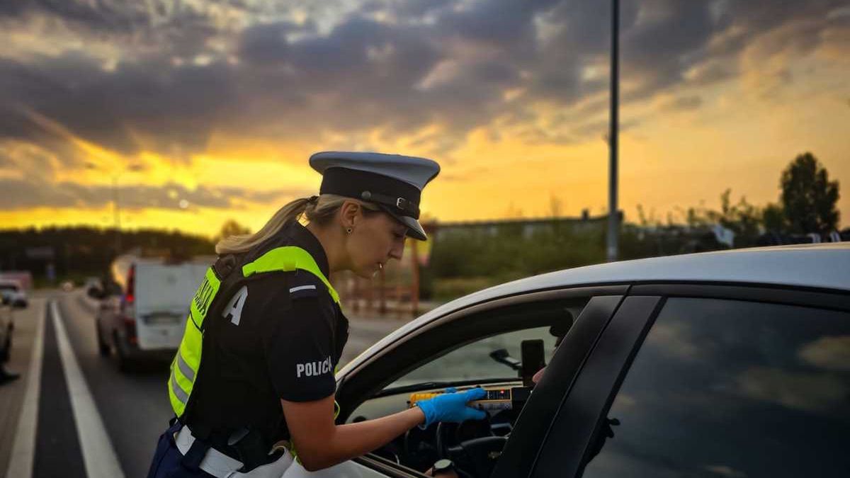 Badanie alkomatem podczas akcji "Trzeźwy poranek"