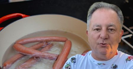 Robert Makłowicz wytyka Polakom karygodny błąd. Źle gotują parówki