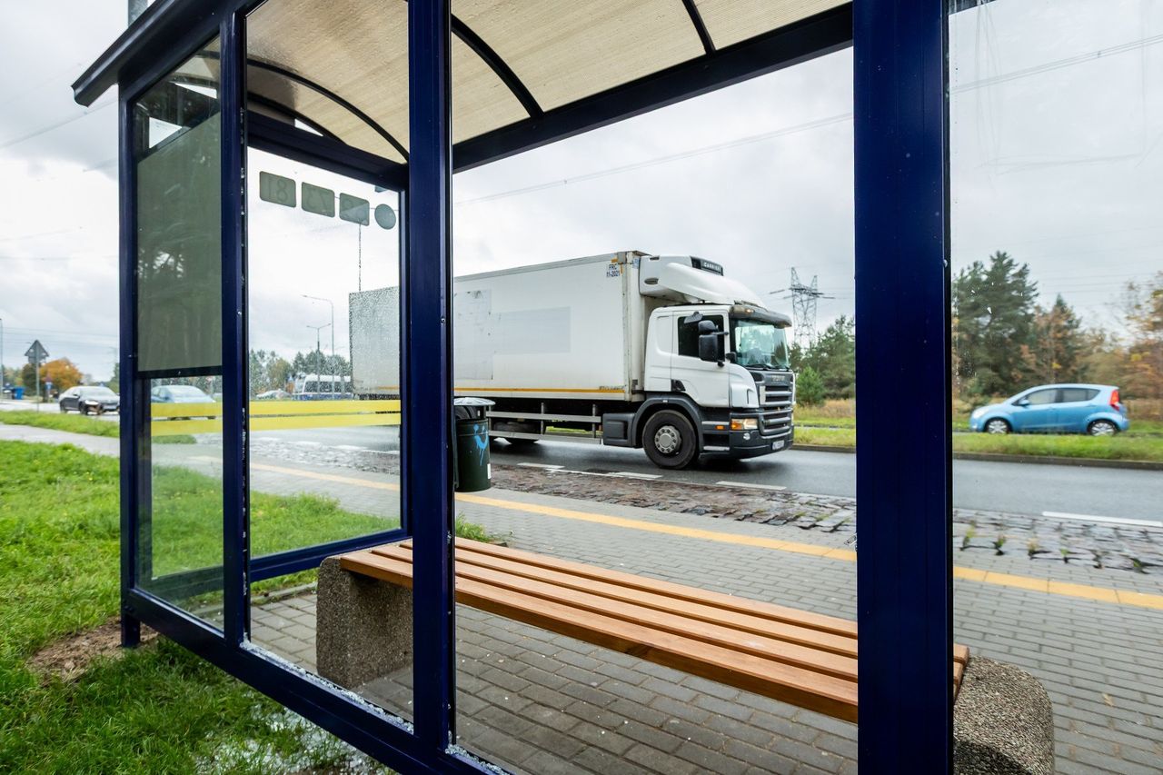 Bydgoszcz: Zniszczona nowa wiata przystankowa w Fordonie. Ktoś wybił w niej dwie szyby, na ich wymianę trzeba będzie poczekać