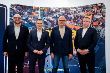 Toruń. Przedstawiciele rządu w lokalnych firmach. Tematem wizyty inwestycje i nowe kontrakty