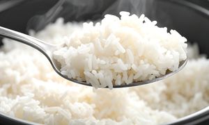 Kilka kropelek do wody. Ugotuj tak ryż, a będzie miał piękny kolor i zachowa sypkość