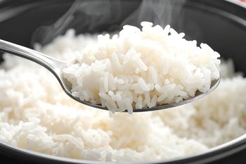 Kilka kropelek do wody. Ugotuj tak ryż, a będzie miał piękny kolor i zachowa sypkość